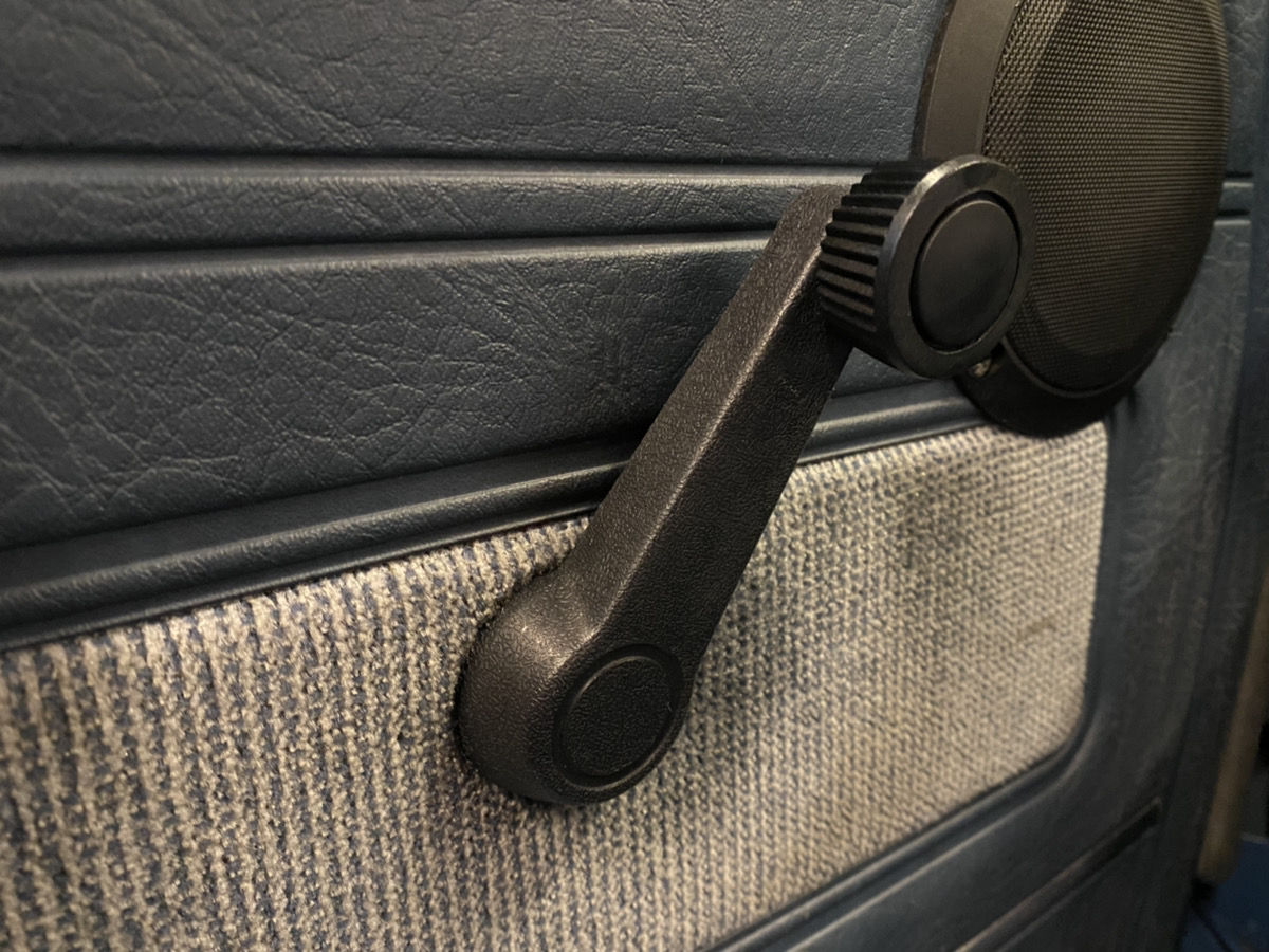 リアゲートウインドウブラインド 「アイボリー」 T3 VANAGON(ヴァナゴン) | VWパーツ/VWアクセサリー,T3ヴァナゴン/カラベル,アクセサリー,カーアクセサリーパーツ  | VWパーツ&アウトドア | GAKUYAオンラインショップ